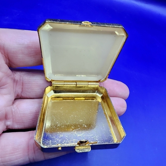 Vintage Pill Box 1.5" Metal Gold Tone Enamel Pink Purple Floral - Picture 4 of 5